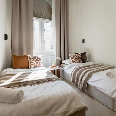 Spacious 5br By Opera, Liszt Ferenc & Centre *