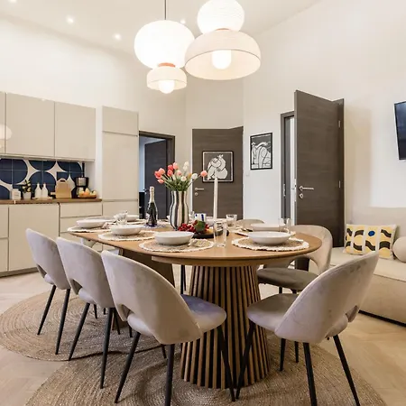 Spacious 5br By Opera, Liszt Ferenc & Centre *