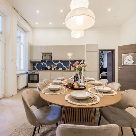Spacious 5br By Opera, Liszt Ferenc & Centre Διαμέρισμα Βουδαπέστη