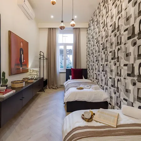 Spacious 5br By Opera, Liszt Ferenc & Centre Apartmán *