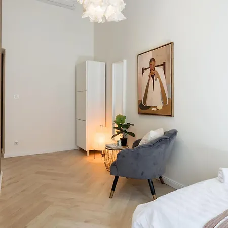 Spacious 5br By Opera, Liszt Ferenc & Centre *