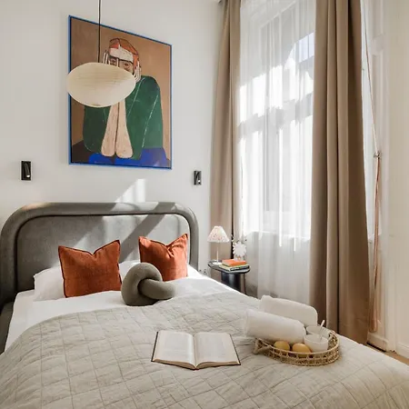 Spacious 5br By Opera, Liszt Ferenc & Centre *