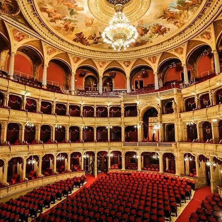 Spacious 5br By Opera, Liszt Ferenc & Centre *