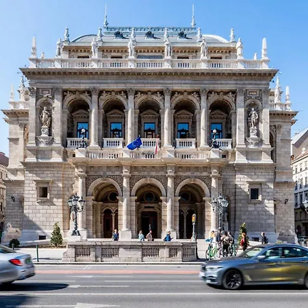 Spacious 5br By Opera, Liszt Ferenc & Centre *