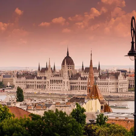 Spacious 5br By Opera, Liszt Ferenc & Centre Apartmán Budapešť