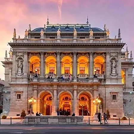 Spacious 5br By Opera, Liszt Ferenc & Centre *