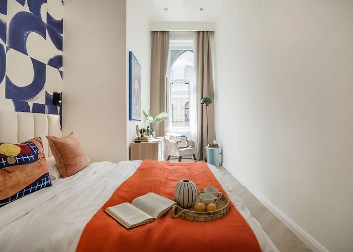 Spacious 5br By Opera, Liszt Ferenc & Centre Апартаменты