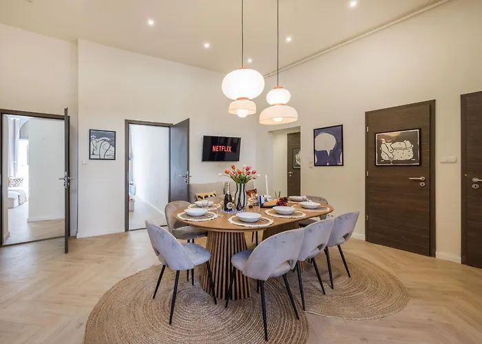 Spacious 5br By Opera, Liszt Ferenc & Centre Будапешт
