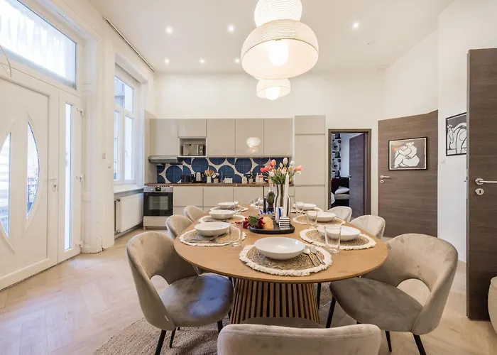 Spacious 5br By Opera, Liszt Ferenc & Centre Апартаменты Будапешт