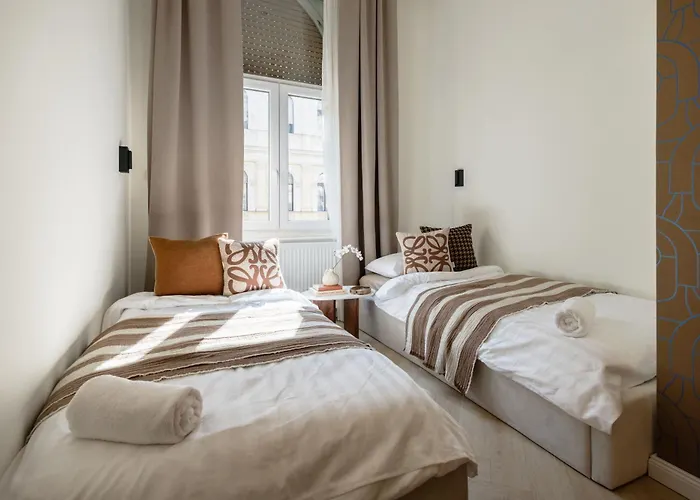 Spacious 5br By Opera, Liszt Ferenc & Centre *