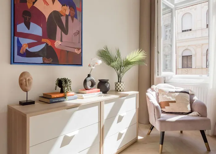 Spacious 5br By Opera, Liszt Ferenc & Centre * Будапешт