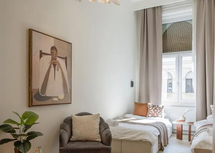 Spacious 5br By Opera, Liszt Ferenc & Centre Апартаменты