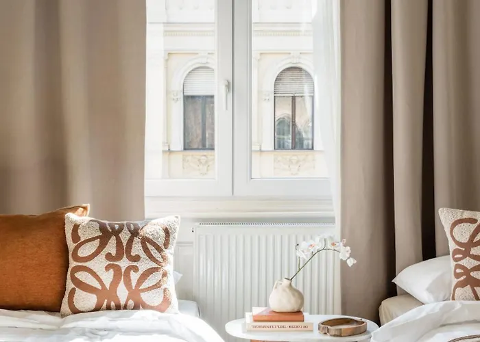 Spacious 5br By Opera, Liszt Ferenc & Centre * Будапешт