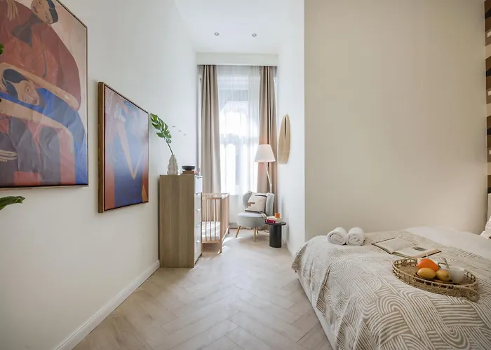 Spacious 5br By Opera, Liszt Ferenc & Centre Апартаменты