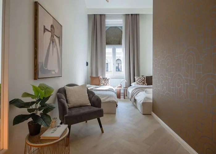 Spacious 5br By Opera, Liszt Ferenc & Centre Апартаменты *