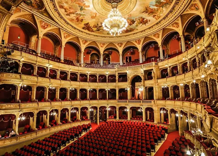 Spacious 5br By Opera, Liszt Ferenc & Centre *